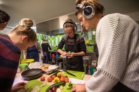 Koptelefoon aan en gaan, tijdens de kookworkshop van Project H-OOR